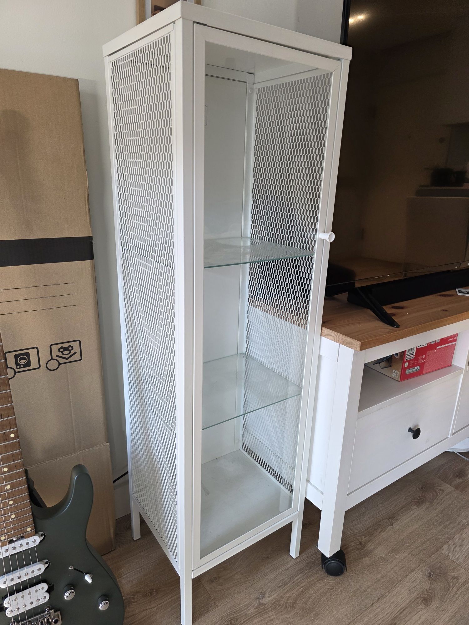 Vitrina com porta de vidro IKEA