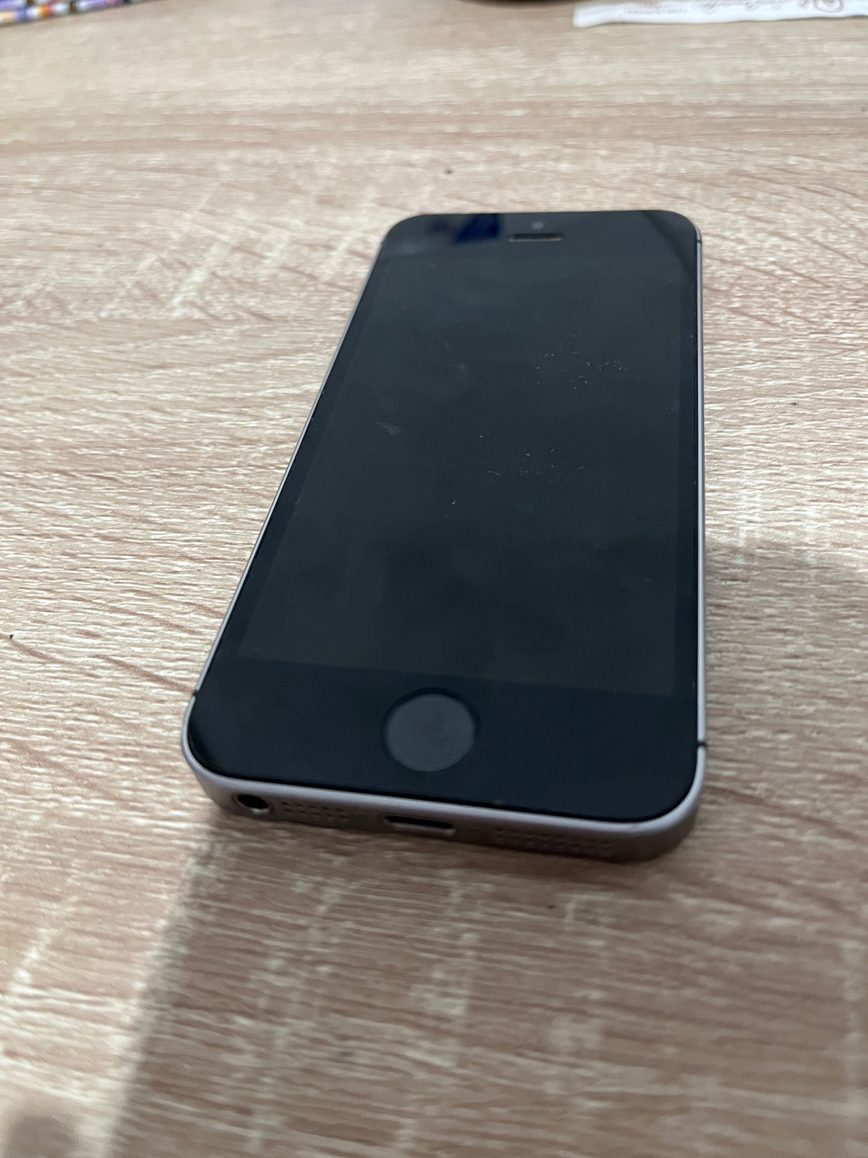 iPhone SE cinzento escuro