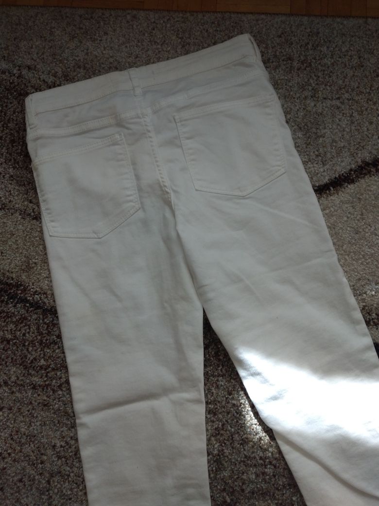 Białe spodnie 38