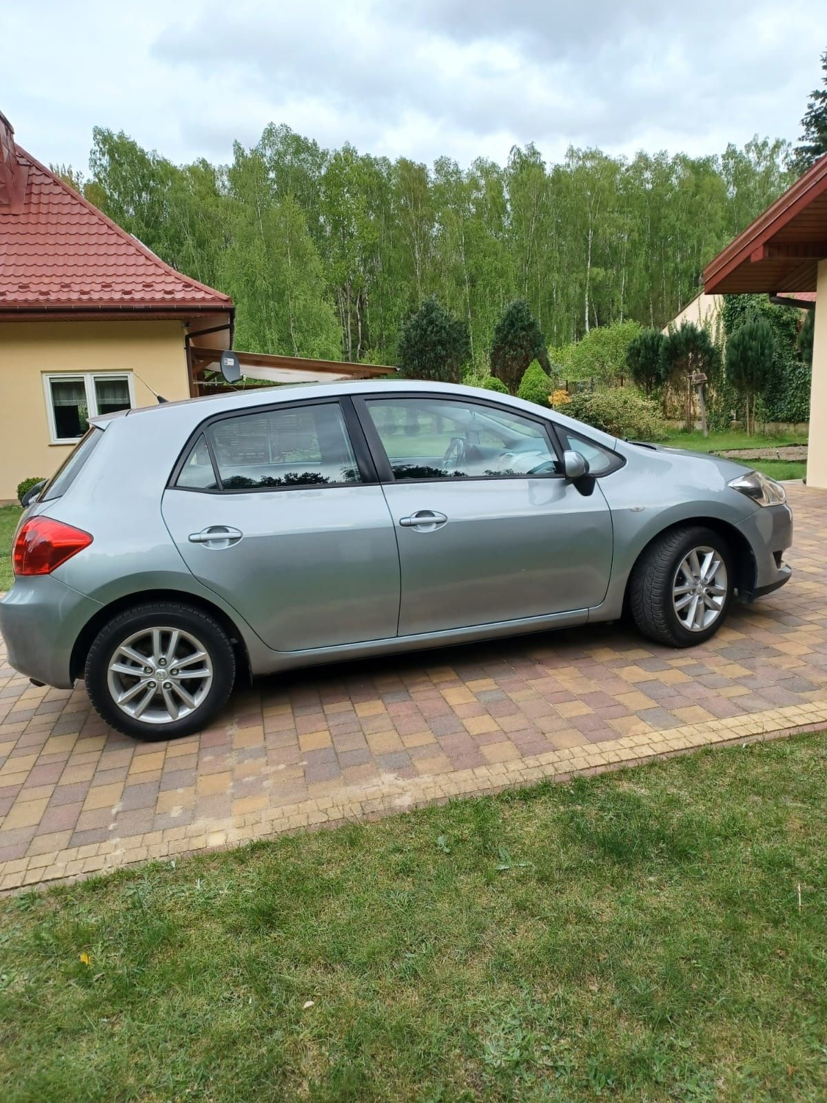 Sprzedam Toyotę Auris 2009, benzyna,  niski przebieg