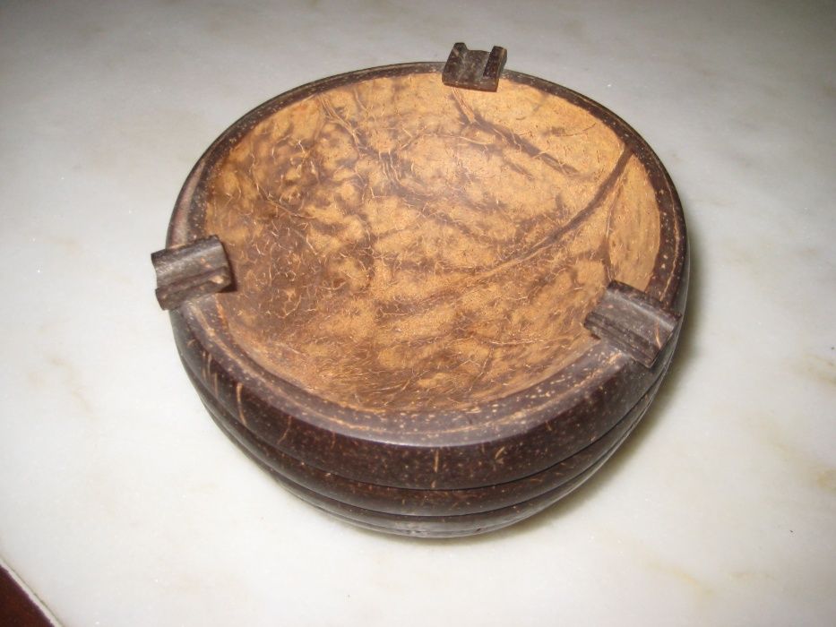 Cinzeiro de artesanato africano em coco, em estado NOVO