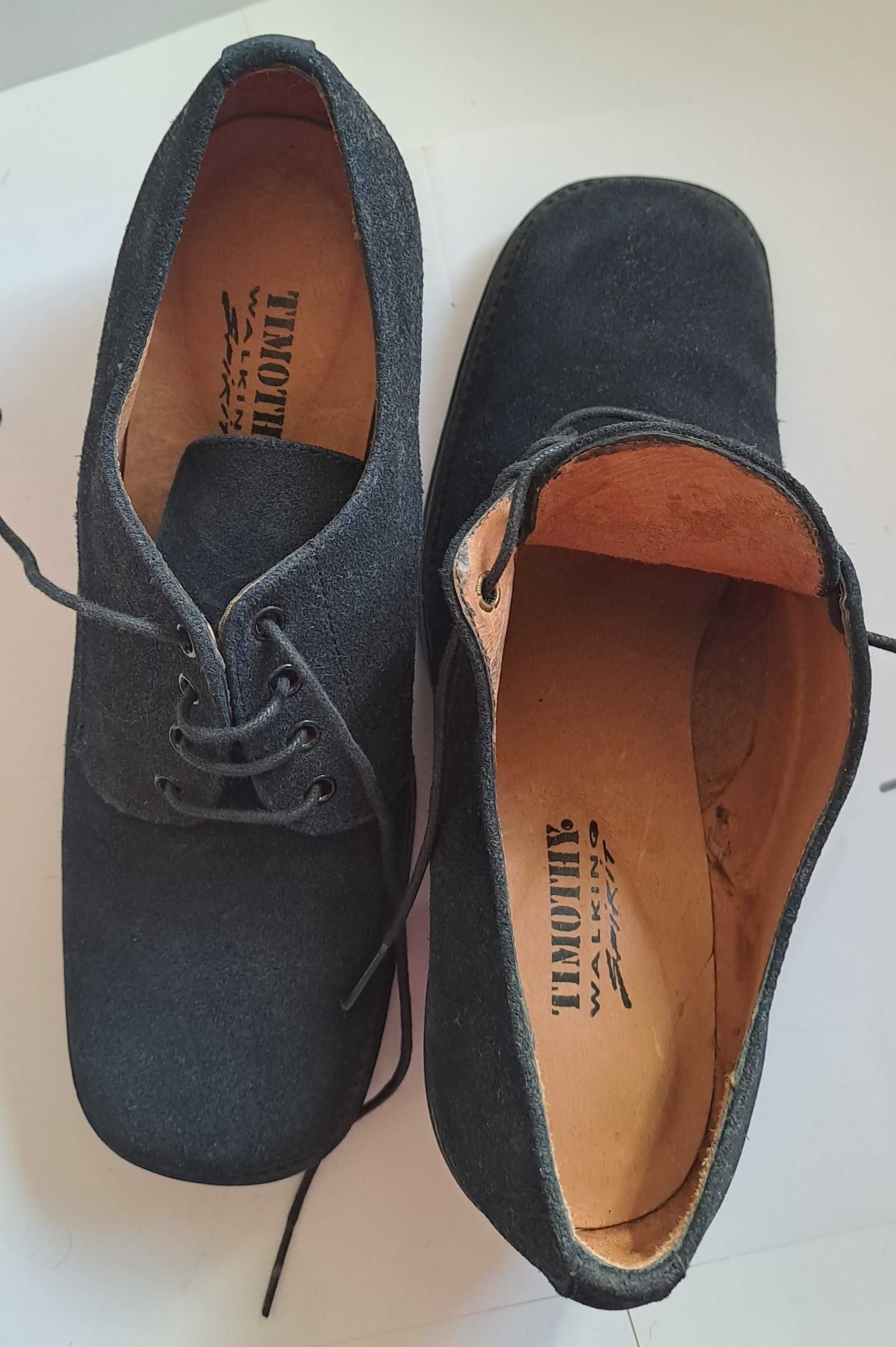 Sapatos em camurça com tacão largo