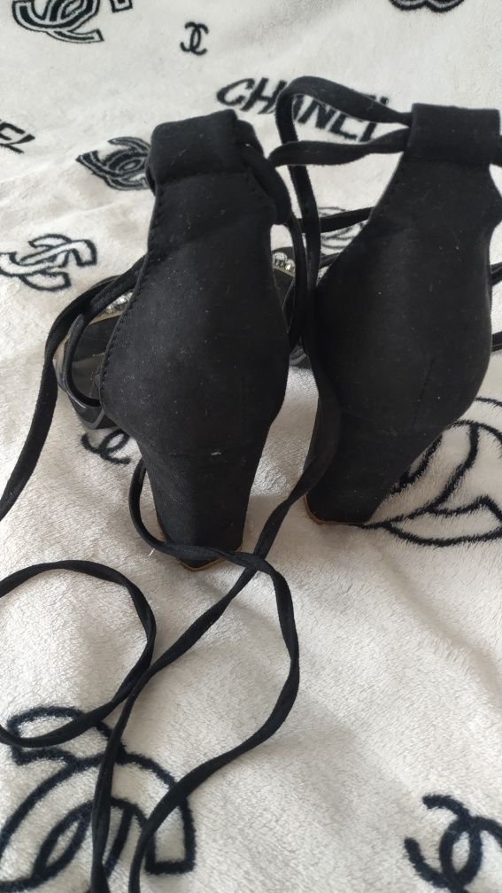 Czarne zamszowe sandały rozmiar 39