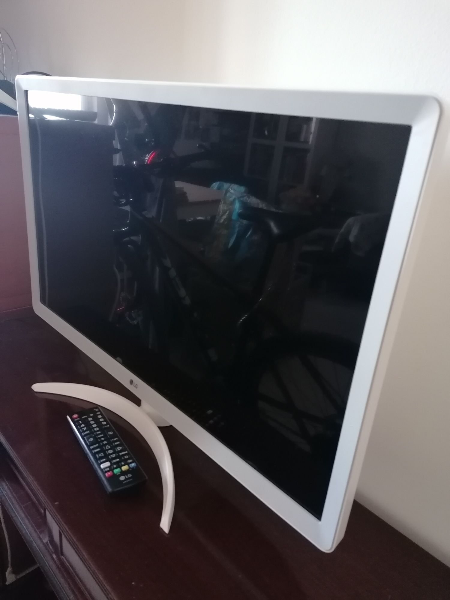 LG 28' white frame Hdmi