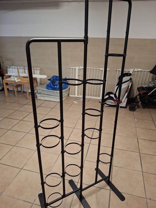 Floreira preta com pés amovíveis