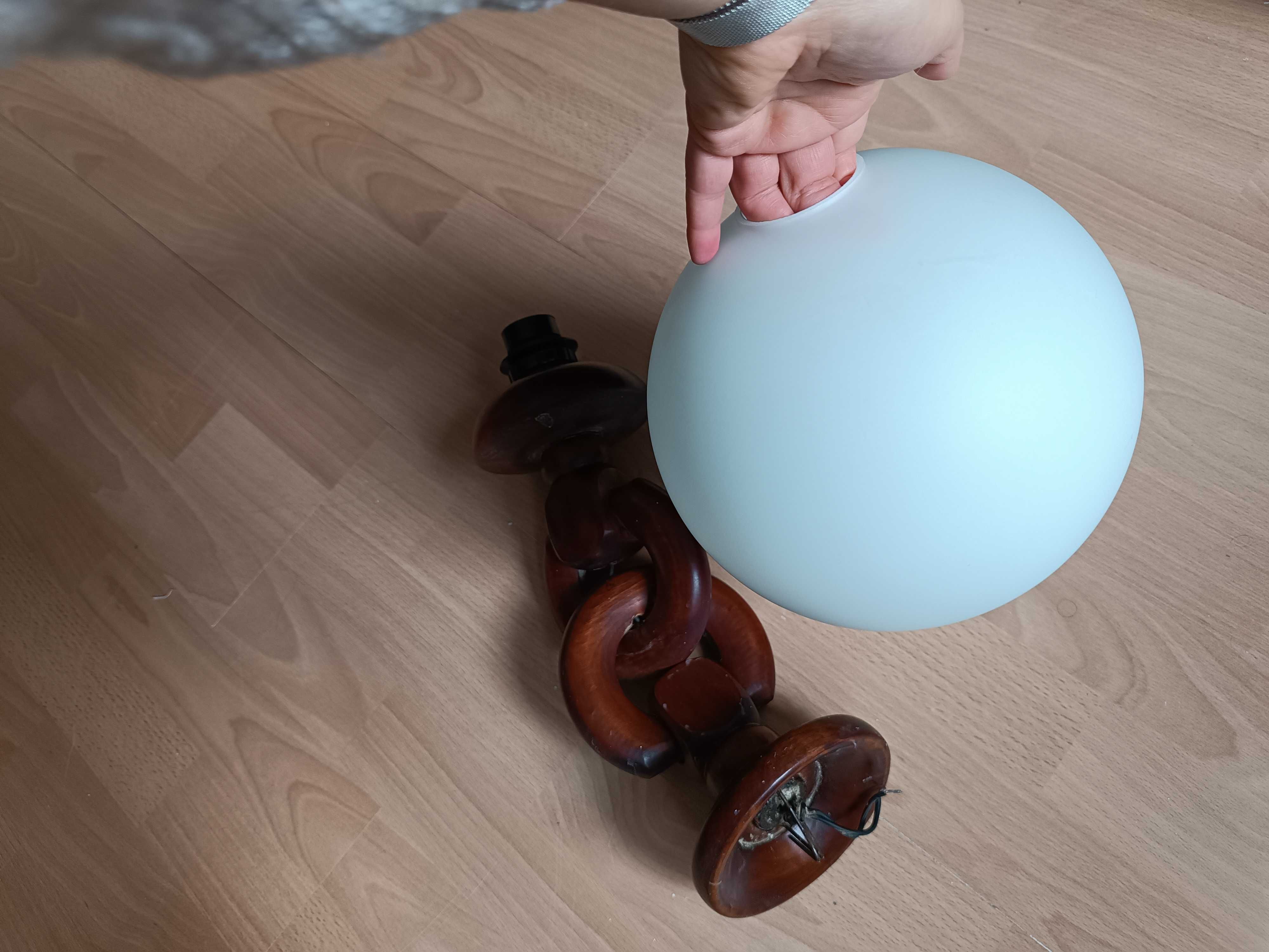 Drewniana wisząca lampa pokojowa ze szklanym białym kloszem
