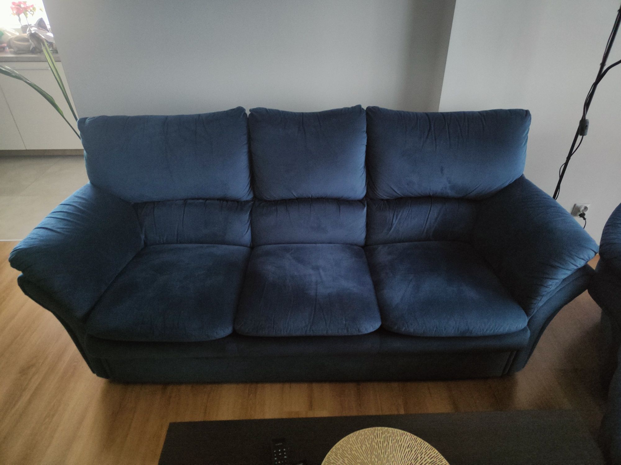 Wygodna sofa, fotel i pufa kolor morski.