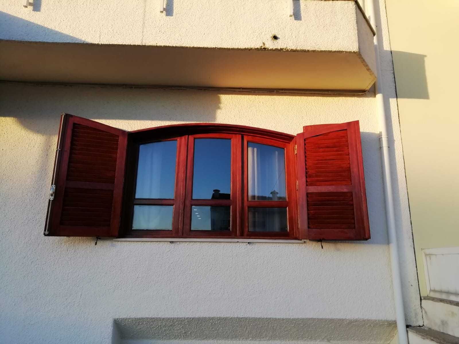 janela e respectiva portada exterior em madeira antiga