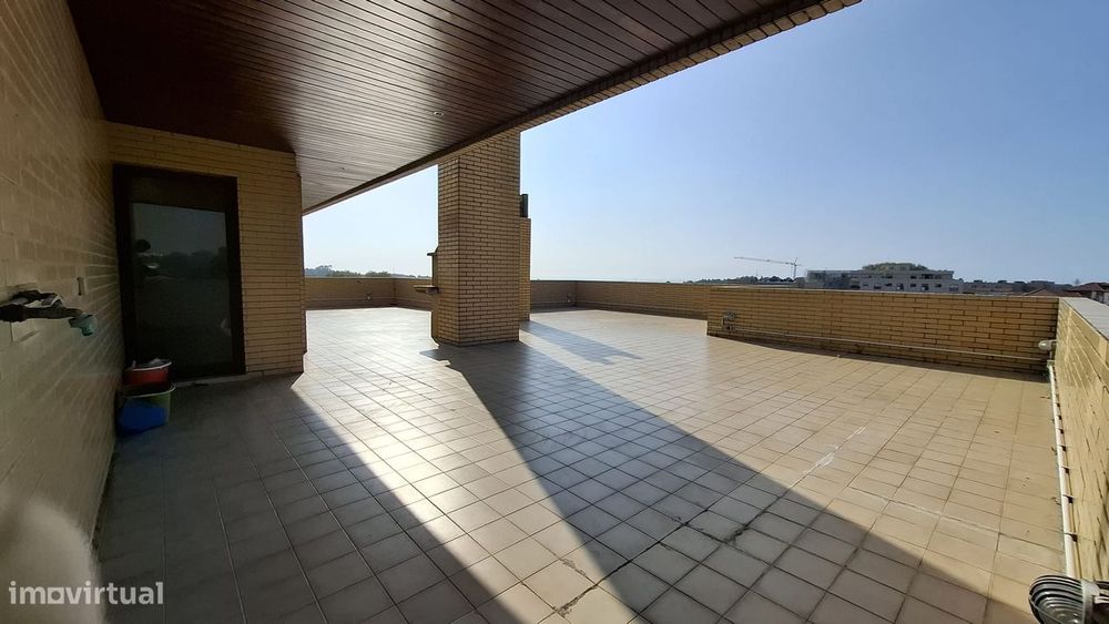 Apartamento T2 para arrendar com fantástico Terraço