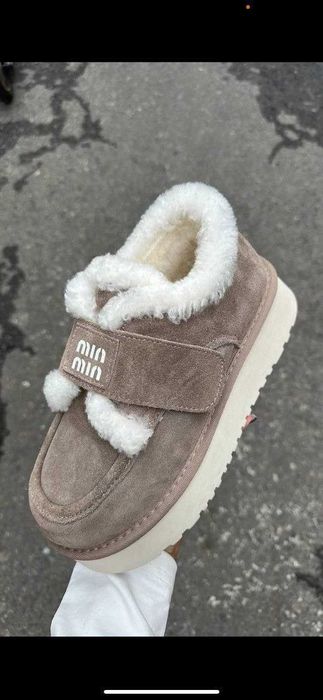 Жіноче взуття 39 р, довжина устілки 25см. Повномірні. На широку ніжку.