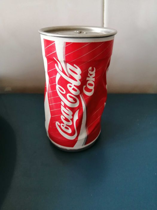 Lata coca cola dançante