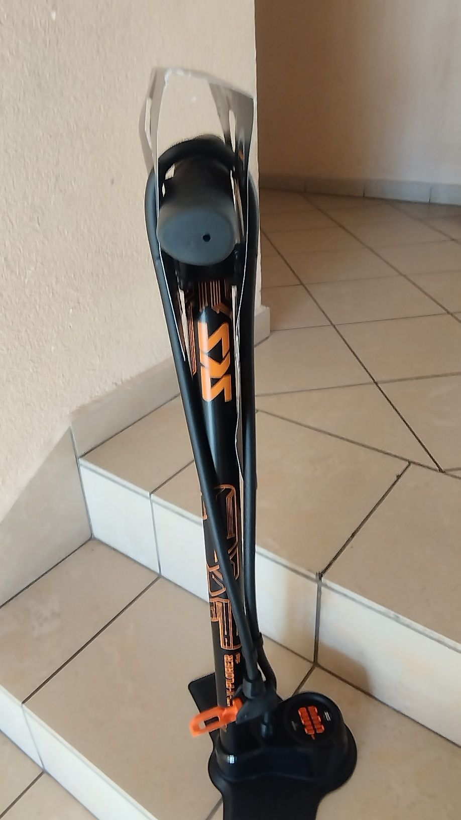 Pompka podłogowa SKS Air-X-Plorer 10.0 Digi