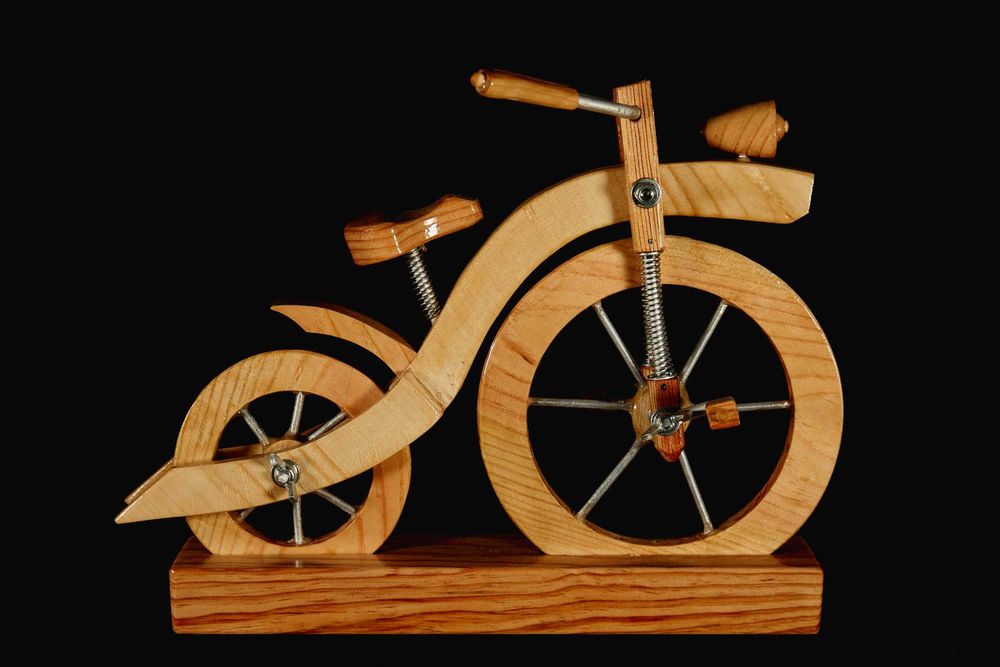 Bicicleta em madeira com raios de alúminio