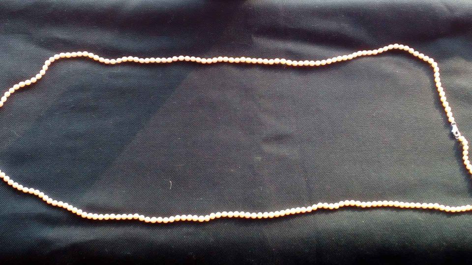 colar de pérolas salmão