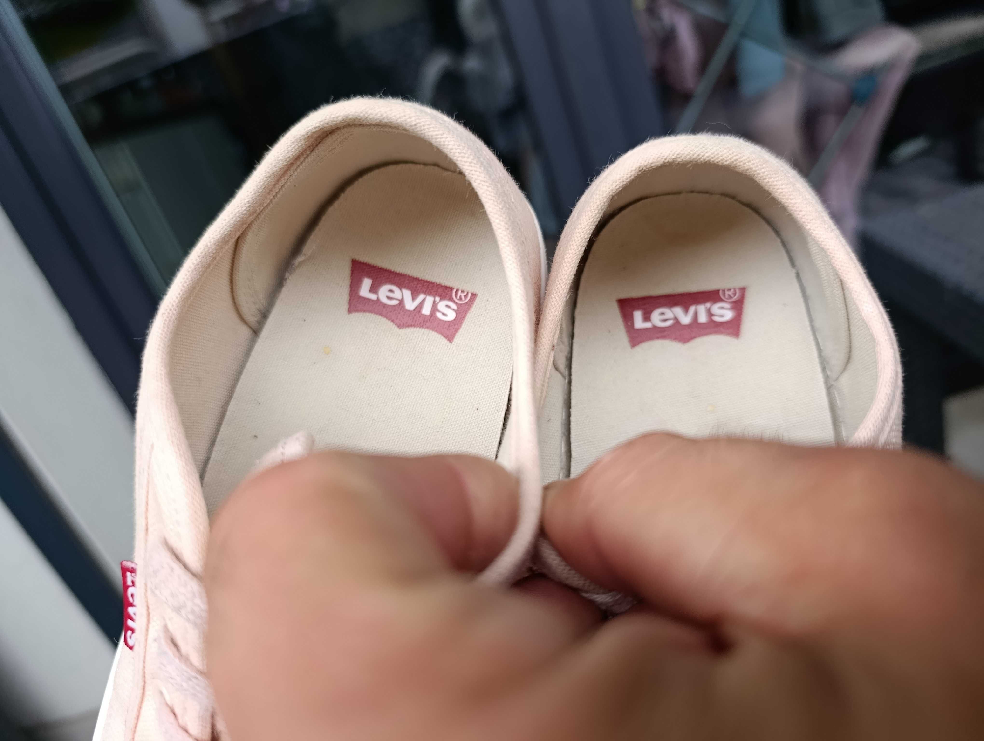 Trampki na wysokiej podeszwie Levi's Tijuana

tenisówki rozmiar 37