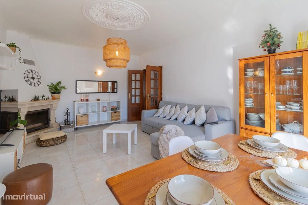 Oportunidade Única em Lagoa – Apartamento T3 com Varanda, Lareira e Es