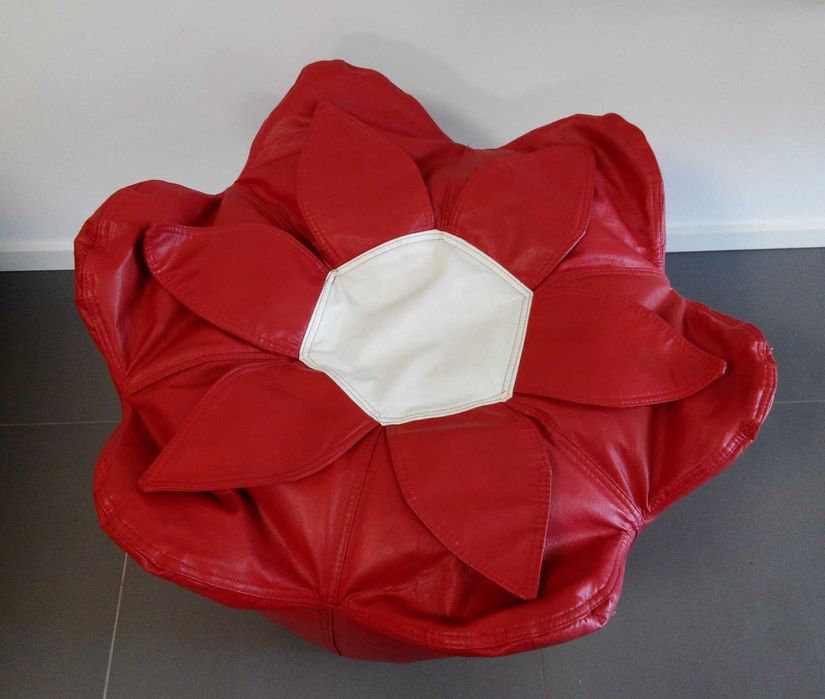 Pouf flôr em pele sintética, usado