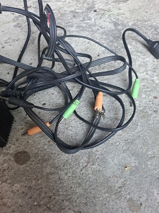 Kable do głośników. Znalezione w garażu, nadgryzione zębem czasu.