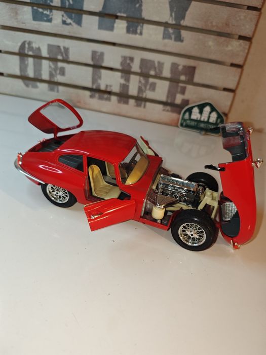 Bburago Burago 1:18 Jaguar E 1961 года.