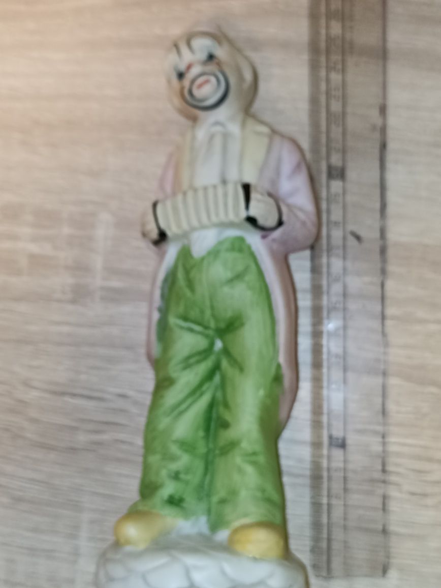 Stara vintage ceramiczna figurka grającego na harmonii klauna
