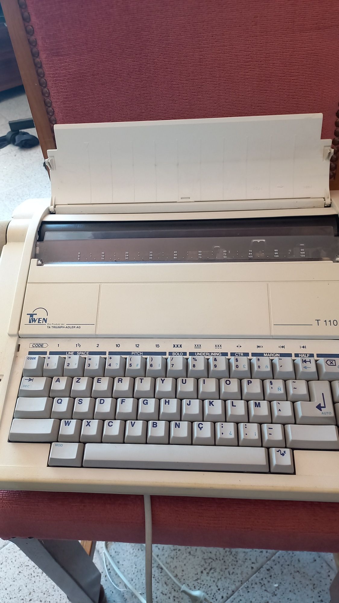 Máquina de escrever elétrica.