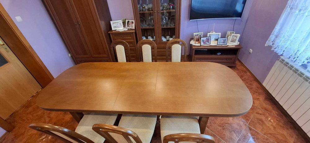 Stół owalny rozkładany i sześć krzeseł