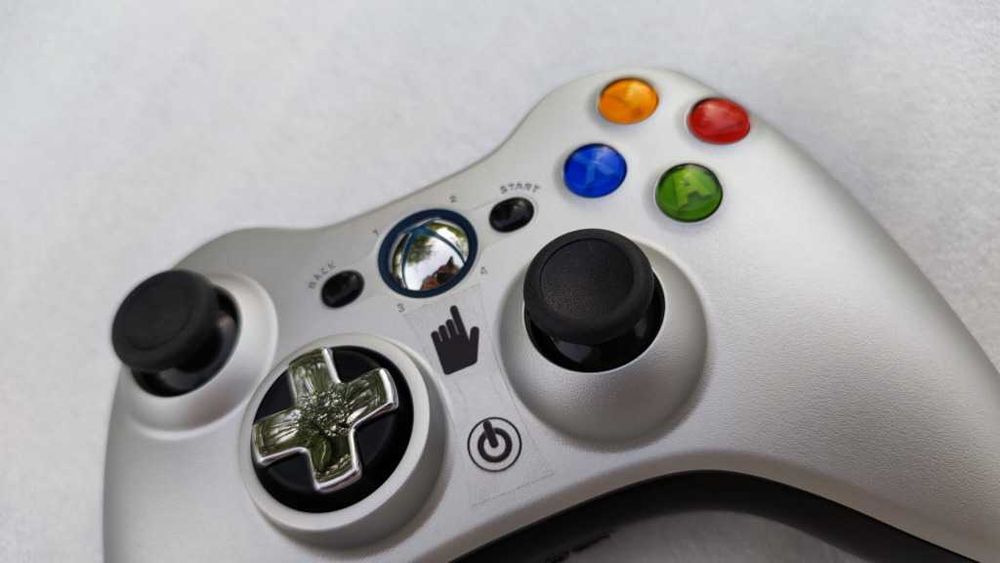 Pad Bezprzewodowy Xbox 360 Srebrny Obracany Krzyżak JAK NOWY Microsoft