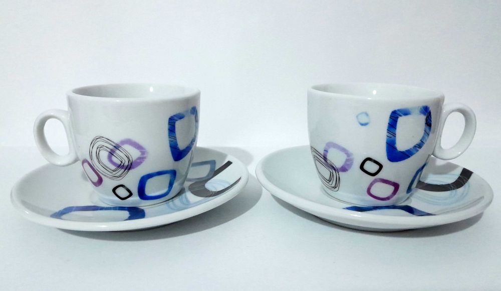 2 chávenas de café com pires (design abstrato)