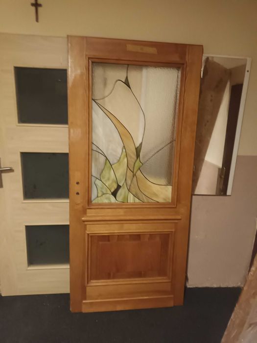 Drzwi drewniane z witrazem