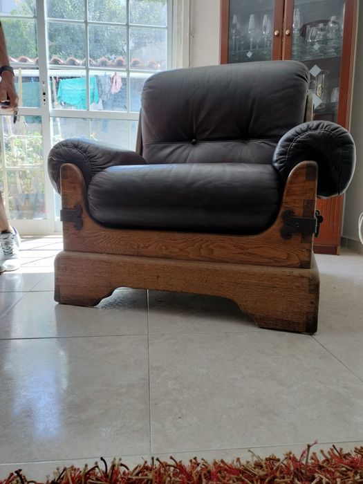 2 Cadeirões rústicos em couro e madeira maciça