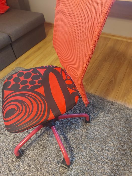 Różowe krzesło obrotowe  biurkowe dla dziecka. IKEA