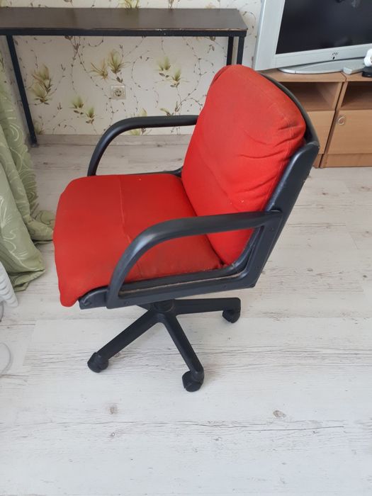 Продам не убиваемое очень устойчивое кресло звоните договор реальному