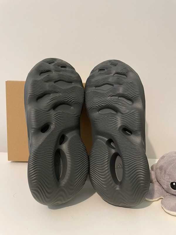 Yeezy foam rnr carbon