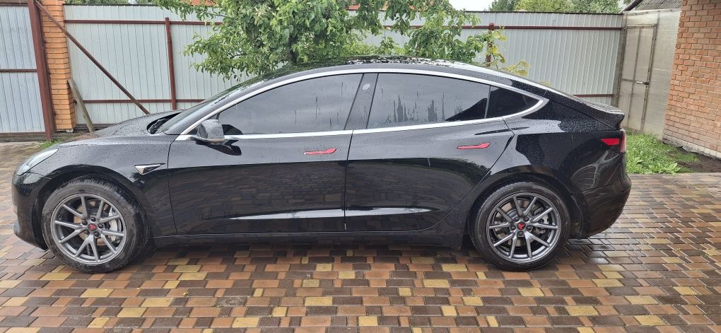 Продам автомобіль Tesla model 3