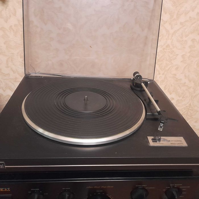 проигрыватель винила с пластинками