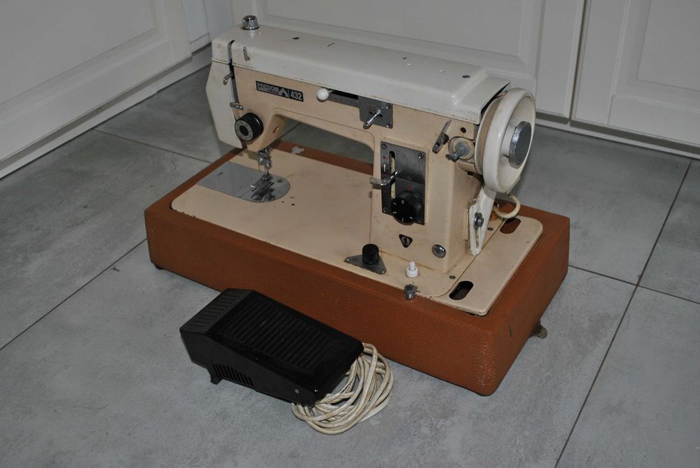 Maszyna do szycia Predom Łucznik 432 z silnikiem  stan nieznany