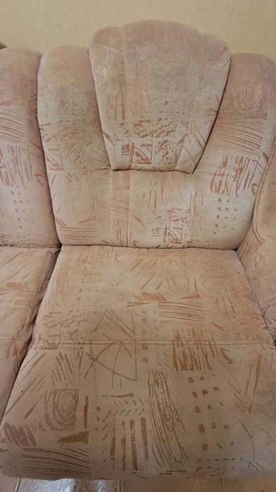 Диван дерев'яний і супер зручний для сидіння