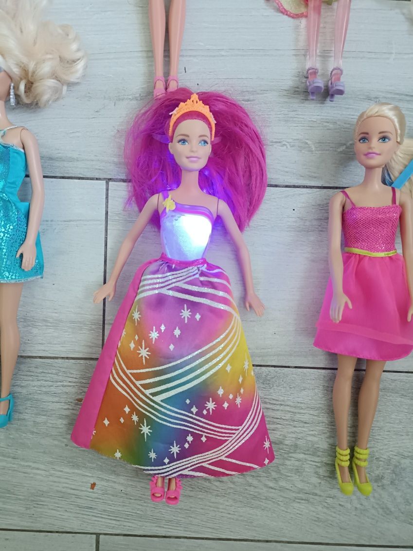 Zestaw 7 lalek Barbie tęczowa księżniczka Świeci  i gra Simba Mattel