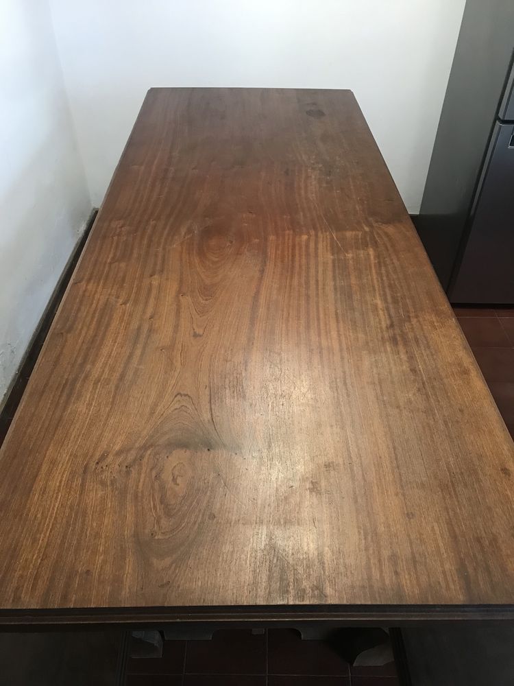 mesa de madeira com dois bancos corridos