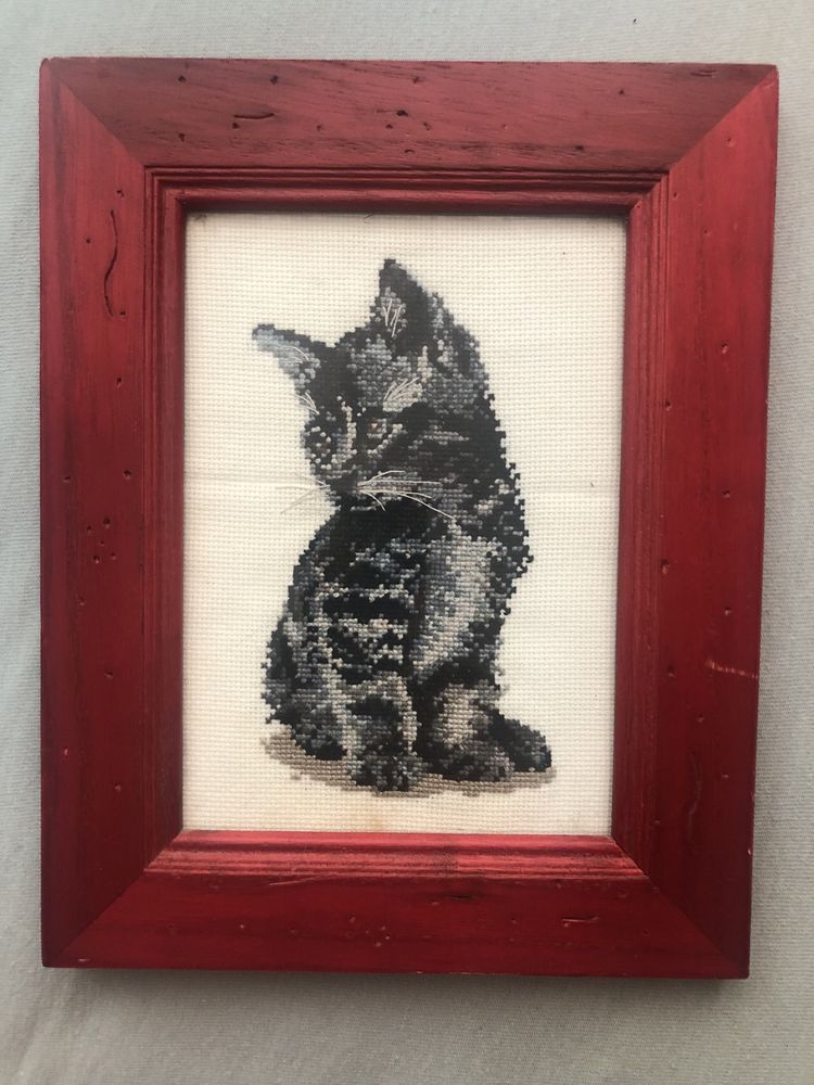 Śliczny obrazek , haftowany kotek . Rękodzieło