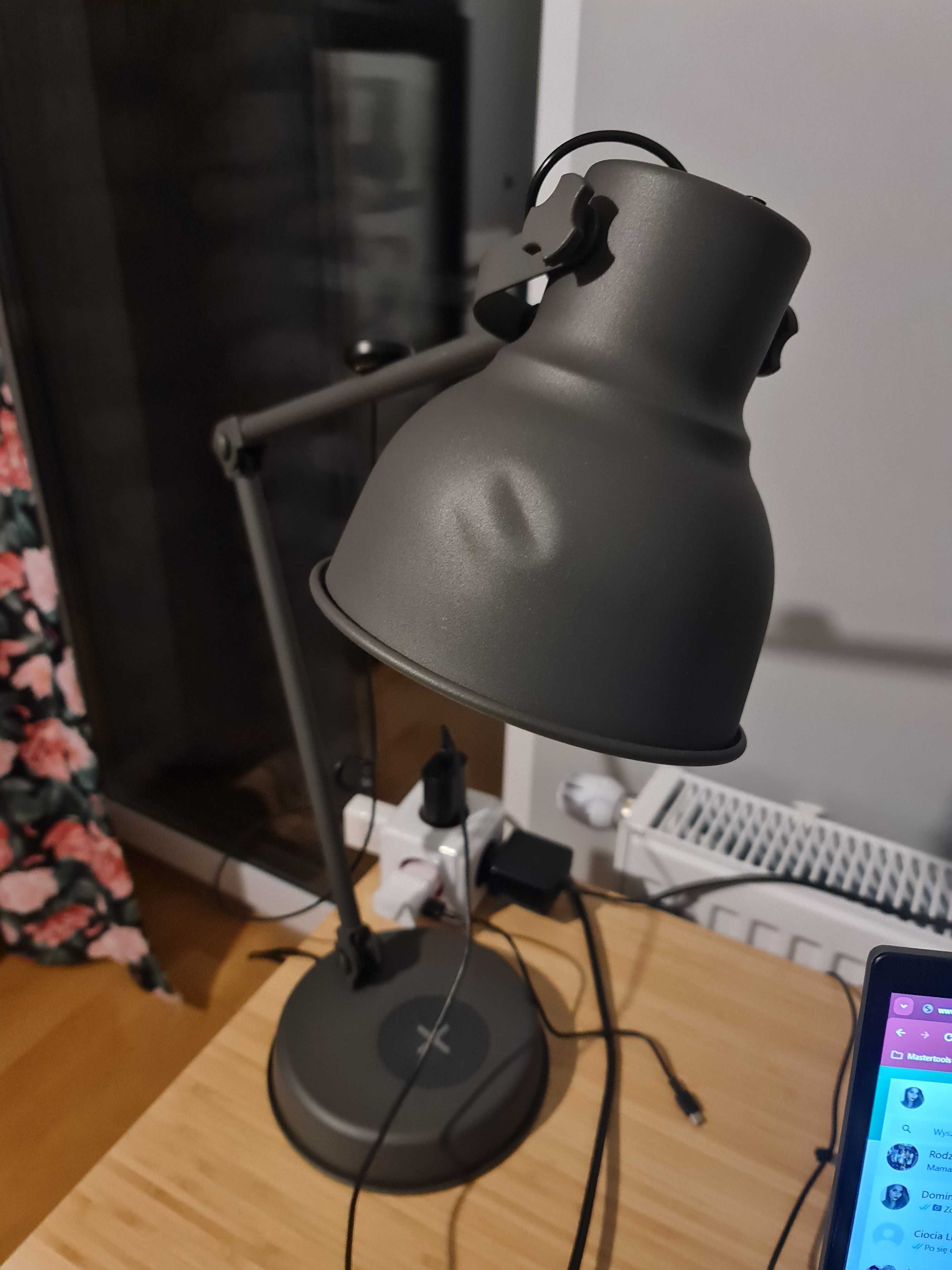 Lampa biurkowa IKEA HEKTAR z ładowarką indukcyjną i USB