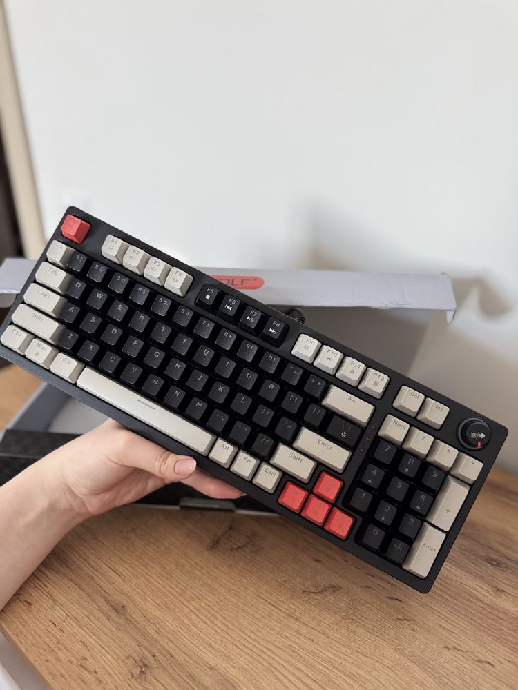 Клавіатура механічна на блакитних свічах 85% з RGB чорна УЦІНКА!