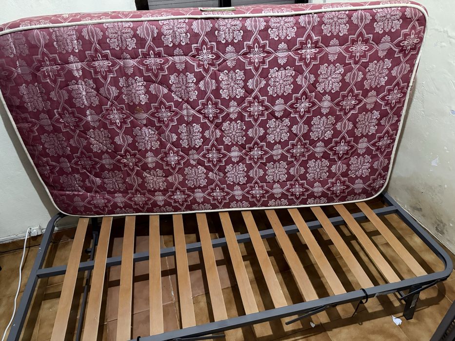cama de solteiro + estrado + colchao + 3 comodas.