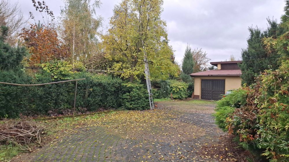 Dom z dużą działką, ogrodem i budynkiem gospodarczym – Radomsko