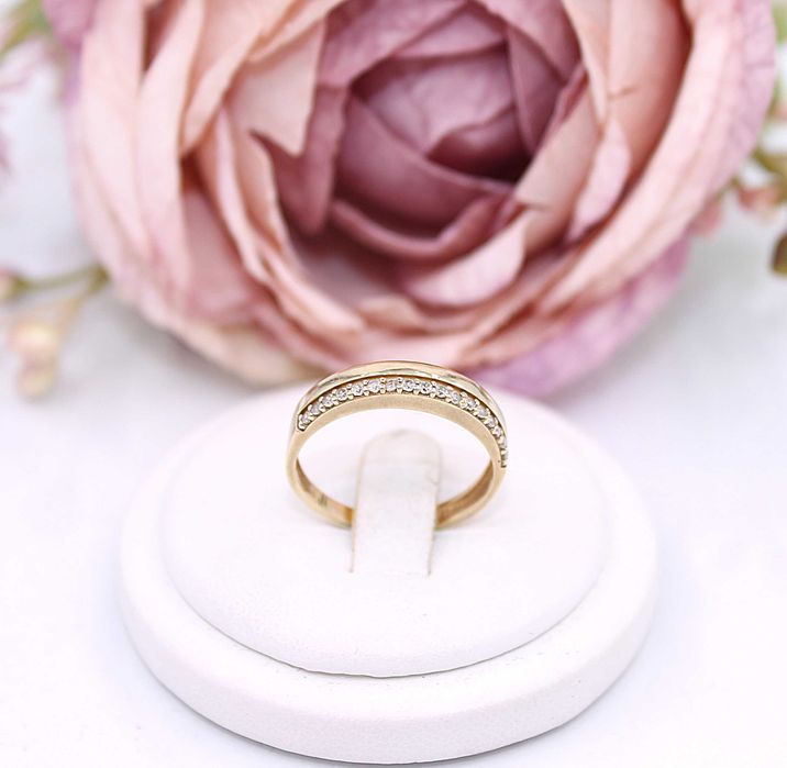 Złoty pierścionek/obrączka p.585/2,25g z cyrkoniami