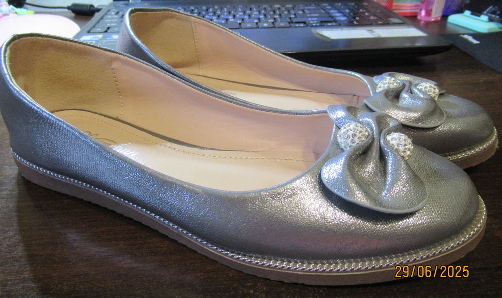 Гарні туфельки бронзового кольору. Розмір 38 (устілка 24см).