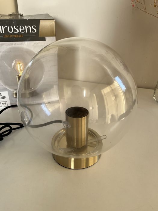 Szklana nowoczesna lampa stołowa