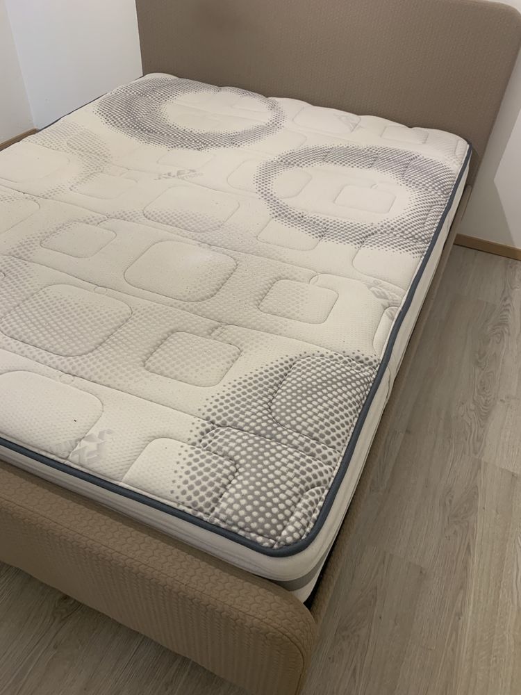 Cama com estrado e colchão