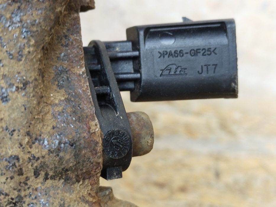 VW Jetta V 05-11 Поворотный кулак передний правый датчик ABS 7H0927804