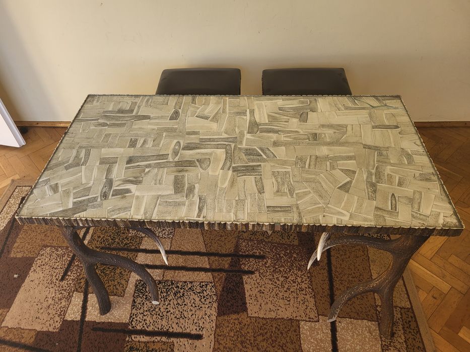 Komplet stolik ława z poroża i 4 stołki pufy z poroża